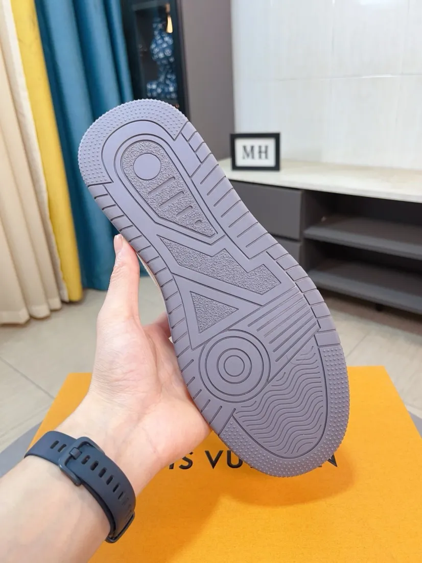 Men's shoes💰400🌹🌹[LV]🌹High-end men's shoes brand: Official website 1:1 Latest masterpiece: The upper is made of Italian imported first-layer cowhide with special materials➕Full genuine leather lining🔥, making walking more convenient and comfortable! Exclusive new style, stunning work [color]! Create a fashionable personality to set off your uniqueness! A must-have for trendy men! Classic🔥Number: 38-44